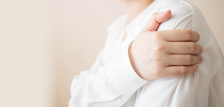 ace-holding-shoulder